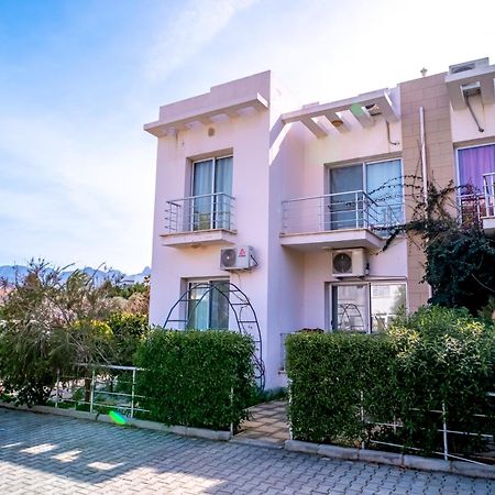 Romantiс Two-Bedroom Apartment with Sea View  Кіренія Екстер'єр фото