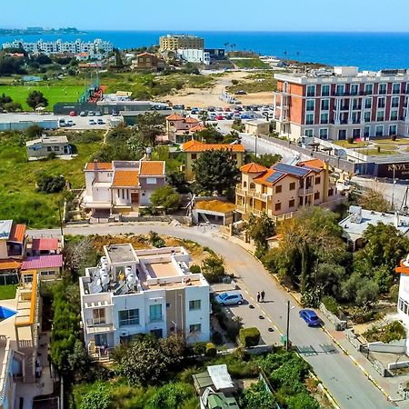 Romantiс Two-Bedroom Apartment with Sea View  Кіренія Екстер'єр фото