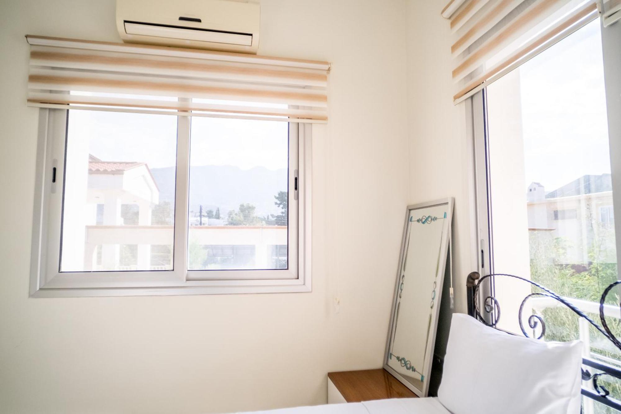 Romantiс Two-Bedroom Apartment with Sea View  Кіренія Екстер'єр фото