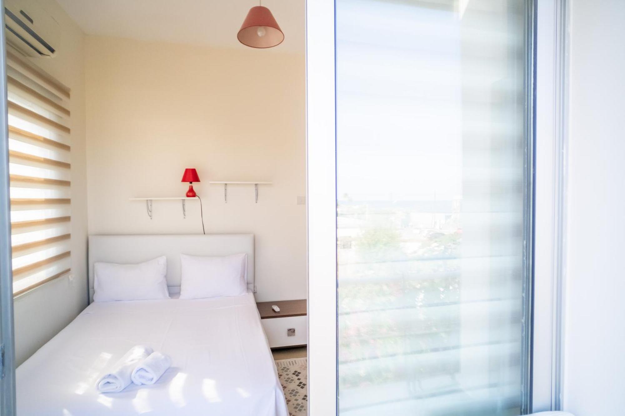 Romantiс Two-Bedroom Apartment with Sea View  Кіренія Екстер'єр фото