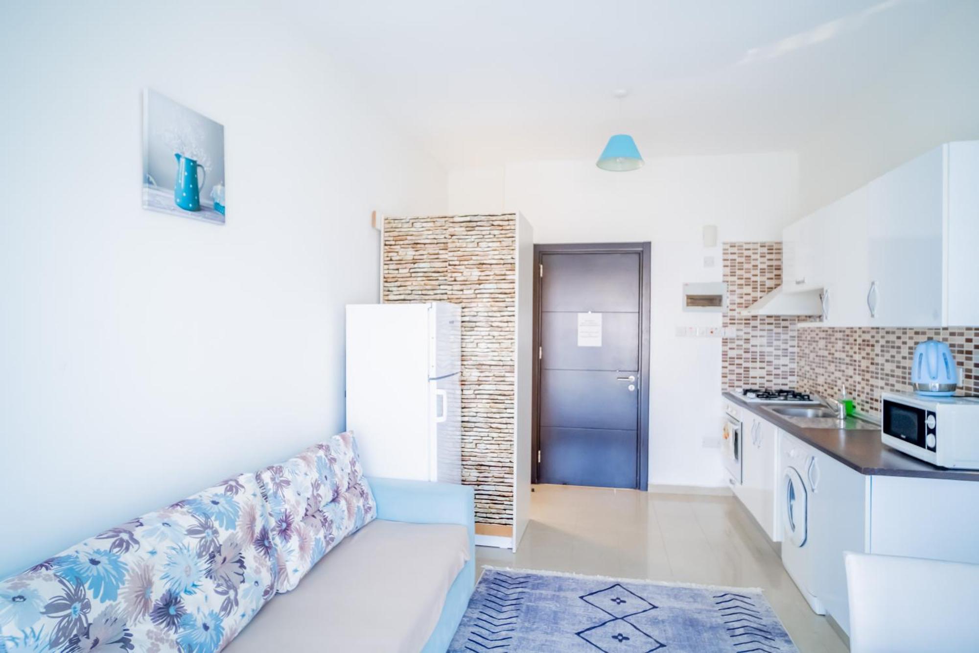 Romantiс Two-Bedroom Apartment with Sea View  Кіренія Екстер'єр фото